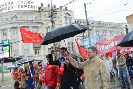 Тульский обком вывел рабочих оборонных заводов на многотысячную праздничную первомайскую демонстрацию