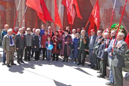 Амурская область. Коммунисты Благовещенска отметили юбилей Великой Победы возложением цветов и акцией «Знамя Победы»