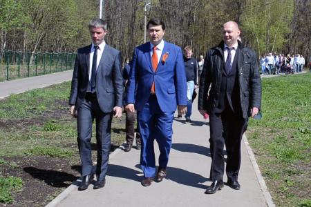 Олег Лебедев вместе с ветеранами Великой Отечественной войны посадили аллею в Центральном парке города-героя Тулы