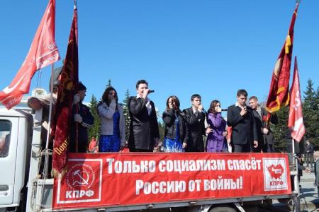 Кавалерист и ретро-автомобиль: барнаульские коммунисты отметили Первомай