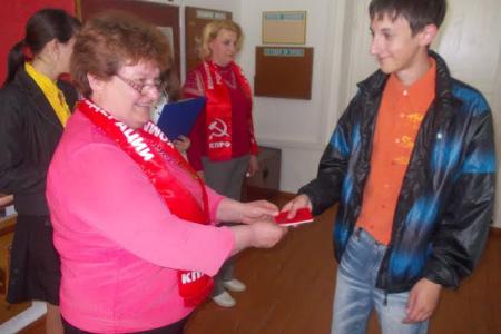 Республика Крым. В Ивановской школе Нижнегорского района коммунисты провели открытый урок «Знамя Победы»