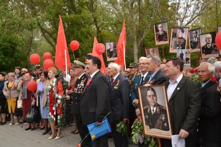 Астраханские коммунисты в День Победы возложили венки и цветы к мемориалу у Вечного огня 