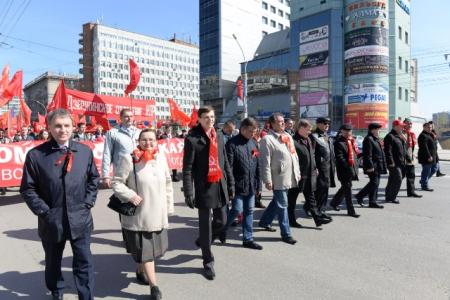 Новосибирск. КПРФ отметила День солидарности трудящихся праздничной демонстрацией по Красному проспекту и митингом