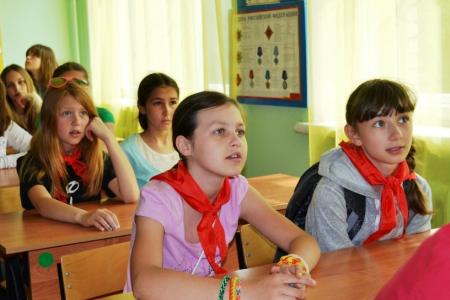 Тульский обком партии в преддверии Дня русского языка провел в школах открытые уроки под девизом «Русский язык – язык Пушкина и Ленина!»