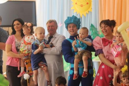 Коммунисты Кузбасса в День защиты детей посетили дом ребёнка «Тёплый Дом