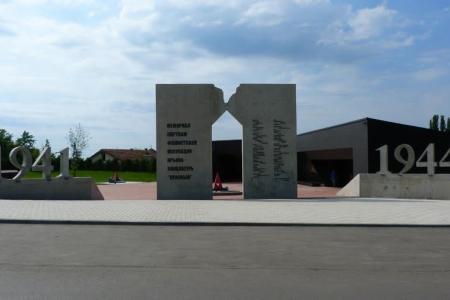В День памяти и скорби члены Крымского рескома КПРФ посетили мемориал жертвам концлагеря в совхозе «Красный»