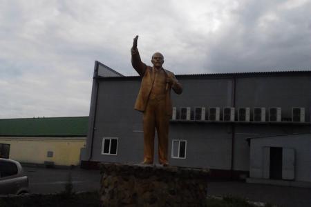 Кемеровская область. Власти города Прокопьевск восстановили памятник В.И. Ленину, разрушенный неделю назад хулиганами