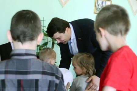 Олег Лебедев привез мёд детям самого известного в Туле семейного детского дома Саргановых