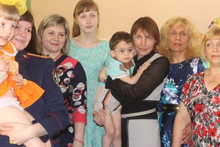 Коммунисты Кузбасса в День защиты детей посетили дом ребёнка «Тёплый Дом