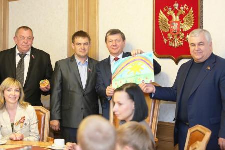 Депутаты-коммунисты Государственной Думы в здании парламента встретились с учащимися школ Луганска