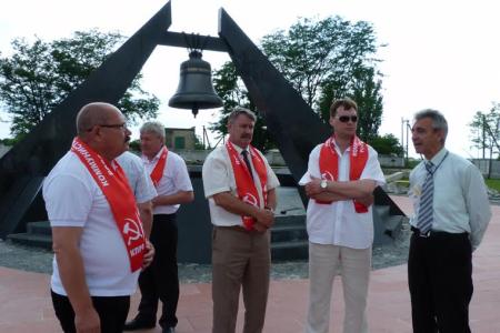 В День памяти и скорби члены Крымского рескома КПРФ посетили мемориал жертвам концлагеря в совхозе «Красный»