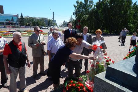 В годовщину начала Великой Отечественной войны барнаульские коммунисты возложили цветы к Монументу Победы