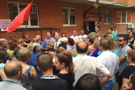 После бурной встречи с подтопленцами в Музыкальном микрорайоне Краснодара депутат Госдумы С.П.Обухов направил телеграммы-запросы премьер-министру Медведеву и врио губернатора края Кондратьеву
