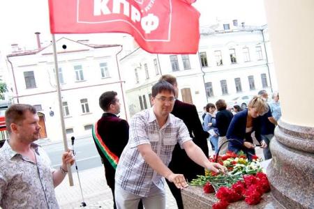 Казань. Коммунисты возложили цветы к памятнику  Александру Сергеевичу Пушкину