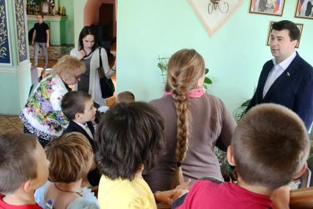 Олег Лебедев привез мёд детям самого известного в Туле семейного детского дома Саргановых