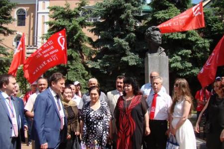 В Пятигорске с участием делегации ЦК КПРФ прошло торжественное вручение партбилетов ставропольским коммунистам