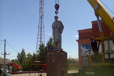 Алтайский край. В Кулунде "майданутые" чиновники перенесли и повредили памятник Ленину