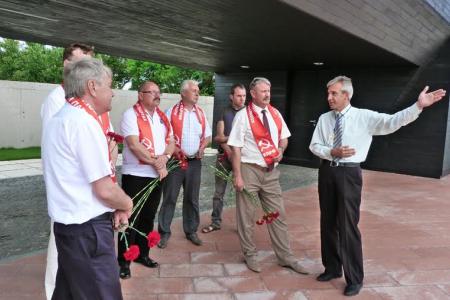 В День памяти и скорби члены Крымского рескома КПРФ посетили мемориал жертвам концлагеря в совхозе «Красный»