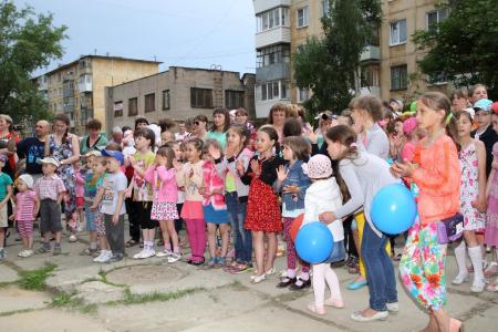 Челябинская область. 1 июня коммунист Златоустовского ГК КПРФ открыл детский городок на месте бывшего пустыря