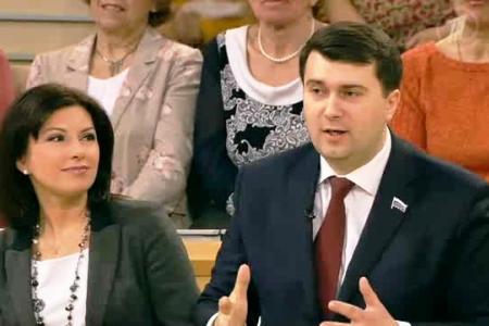 Олег Лебедев в телеэфире «Первого канала» предложил ввести в России государственный праздник «День отца» и выступил за усиление господдержки отцов, которые одни без матерей воспитывают детей