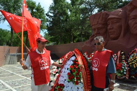 Республика Калмыкия. В День памяти и скорби коммунисты Элисты возложили цветы и венок к Вечному огню на мемориале Павших Героев