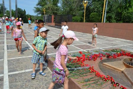 Республика Калмыкия. В День памяти и скорби коммунисты Элисты возложили цветы и венок к Вечному огню на мемориале Павших Героев
