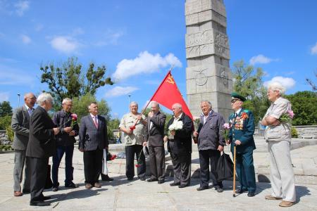 В День памяти и скорби калининградские коммунисты возложили цветы к барельефу Сталина