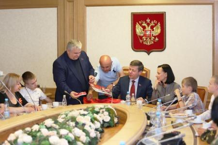 Депутаты-коммунисты Государственной Думы в здании парламента встретились с учащимися школ Луганска