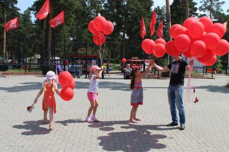 В День памяти и скорби челябинские коммунисты и комсомольцы провели концерт