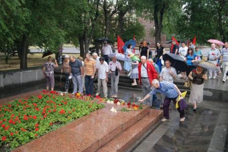 Сталинградские коммунисты в рамках акции «Цветы солдату» почтили память погибших в войне