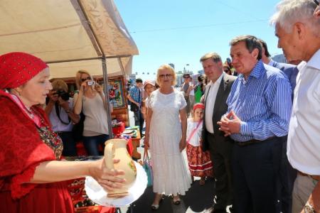 Мэр-коммунист Анатолий Локоть организовал День города-2015: «Я. Читаю. Новосибирск»
