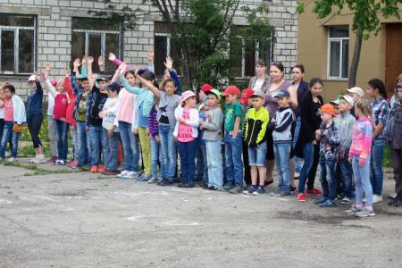 Сахалинские коммунисты поздравили школьников с Международным днем  защиты детей