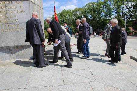 В День памяти и скорби калининградские коммунисты возложили цветы к барельефу Сталина