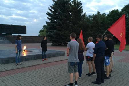 «Держать буду слово, пока буду жить». Комсомольцы Белгородской области на рассвете дали клятву на митинге-реквиеме на мемориале «Курская Дуга»