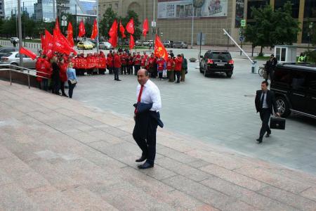 Свердловские коммунисты пикетировали областной парламент с требованием поддержать законодательно «детей войны»