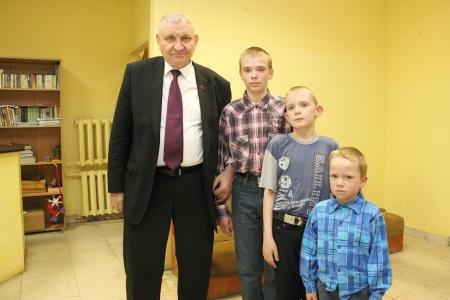 Накануне Дня защиты детей депутат-коммунист Государственной Думы А.А. Пономарев посетил пункт временного размещения беженцев с Донбасса, расположенный в Костроме