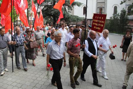 Коммунисты Крыма и Симферополя отметили 70-летие Парада Победы