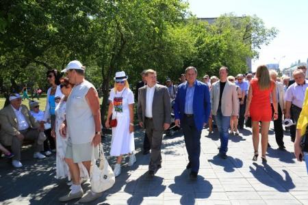 Мэр-коммунист Анатолий Локоть организовал День города-2015: «Я. Читаю. Новосибирск»