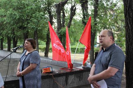 Сталинградские коммунисты в рамках акции «Цветы солдату» почтили память погибших в войне
