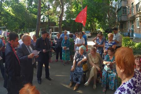КПРФ решительно противостоит беспределу в сфере ЖКХ. Очередные встречи депутата Госдумы С.П.Обухова с жителями во дворах Краснодара