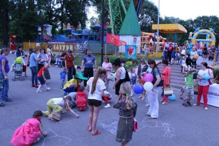 Комсомольцы и активисты ВЖС «Надежда России» провели в Белгороде детский конкурс рисунков на асфальте 