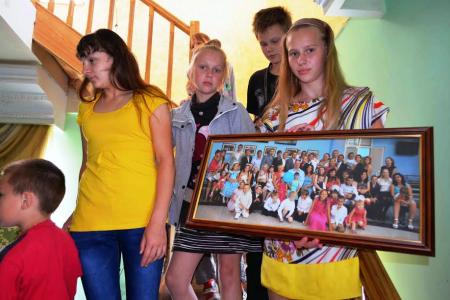 Олег Лебедев привез мёд детям самого известного в Туле семейного детского дома Саргановых