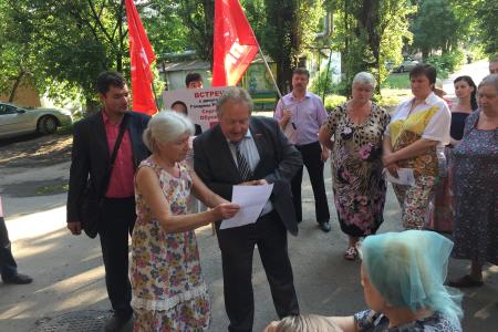 КПРФ решительно противостоит беспределу в сфере ЖКХ. Очередные встречи депутата Госдумы С.П.Обухова с жителями во дворах Краснодара