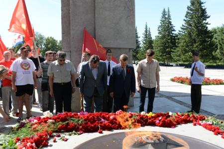 Новосибирская область. Автопробег КПРФ завершился возле Монумента Славы