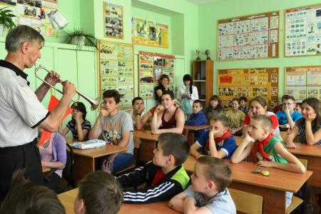 Тульский обком партии в преддверии Дня русского языка провел в школах открытые уроки под девизом «Русский язык – язык Пушкина и Ленина!»