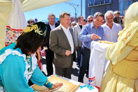 Мэр-коммунист Анатолий Локоть организовал День города-2015: «Я. Читаю. Новосибирск»