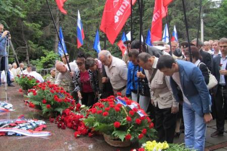 Дань памяти. Симферопольские коммунисты почтили память партизан и подпольщиков Крыма