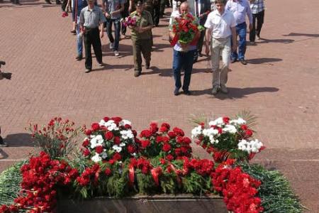 Чувашская республика. Делегация коммунистов, комсомольцев, советских офицеров, «детей войны» и представительниц «Всероссийского женского союза – «Надежда России» возложила цветы к Монументу Воинской Славы в мемориальном парке «Победа» города Чебоксары