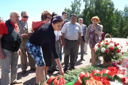 В годовщину начала Великой Отечественной войны барнаульские коммунисты возложили цветы к Монументу Победы