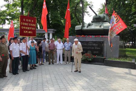Коммунисты Крыма и Симферополя отметили 70-летие Парада Победы